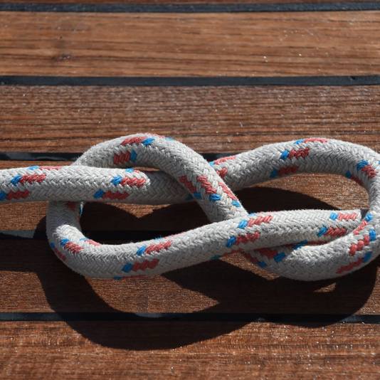 How can knots tying be an entertainment onboard a cruise ship?