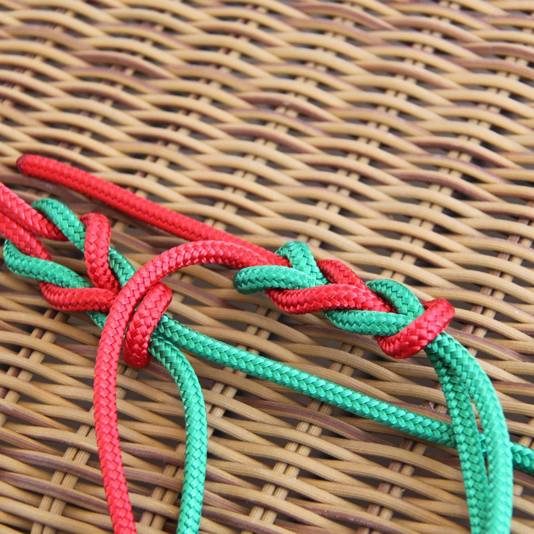 How can knots tying be an entertainment onboard a cruise ship?